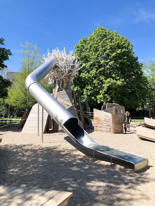 Tunnelrutsche auf dem Spielplatz im Stadtpark Schorndorf