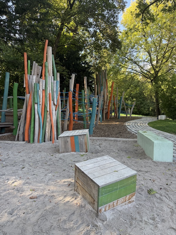 Spielplatz mit Kugelbahn am Palmschen Schloss in Stuttgart-Mühlhausen