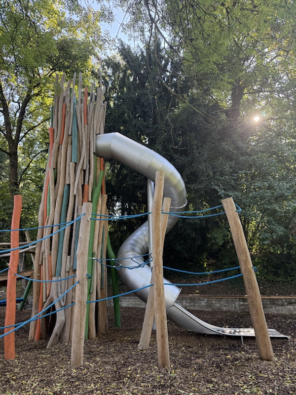 Spielplatz mit Kugelbahn am Palmschen Schloss in Stuttgart-Mühlhausen